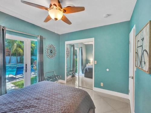 - une chambre avec des murs bleus et un ventilateur de plafond dans l'établissement Lush and quiet oasis for 7, pool, close to beach, à Fort Lauderdale