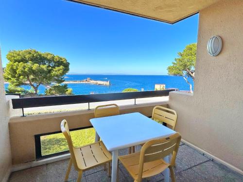 a table and chairs on a balcony with a view of the ocean at Residence Pierre & Vacances Les Balcons de Collioure in Collioure