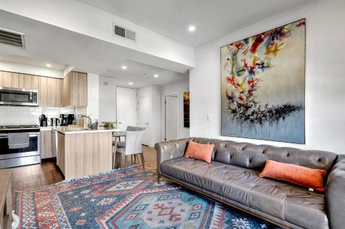 sala de estar con sofá y cocina en 13 Luxury apartment, en Los Ángeles