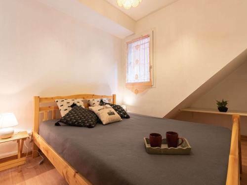 une chambre avec un lit avec des oreillers et une fenêtre dans l'établissement Appartement T2 avec Balcon, Parking Privé et Proche Téléphérique à Saint-Lary-Soulan - FR-1-296-350, à Saint-Lary-Soulan