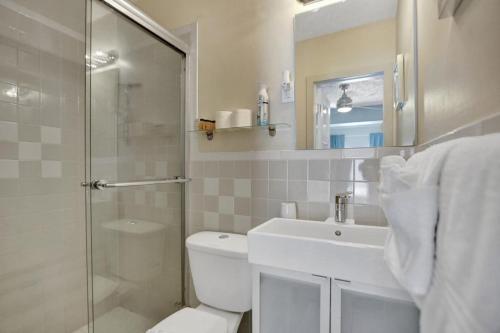 ein Bad mit einem WC, einer Dusche und einem Waschbecken in der Unterkunft Private studio, 5 min. walk to Wilton Drive in Fort Lauderdale
