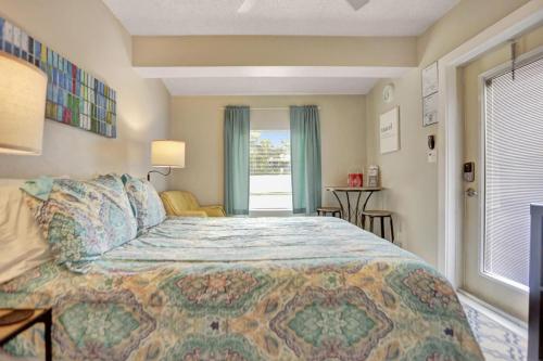 ein Schlafzimmer mit einem großen Bett und einem Fenster in der Unterkunft Private studio, 5 min. walk to Wilton Drive in Fort Lauderdale