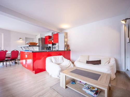 un salon avec un canapé et une table dans l'établissement Maison Familiale 10 Pers, Proche Loudenvielle - Idéale Ski et Randonnée - FR-1-695-25, à Estarvielle