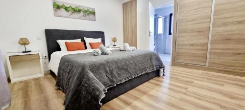 a bedroom with a large bed with orange pillows at Casa Com Piscina no Coração do Douro - Domaine Casa Valença, in Valença do Douro