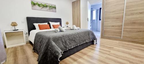 1 dormitorio con 1 cama grande con almohadas de color naranja en Domaine Casa Valença, en Valença do Douro