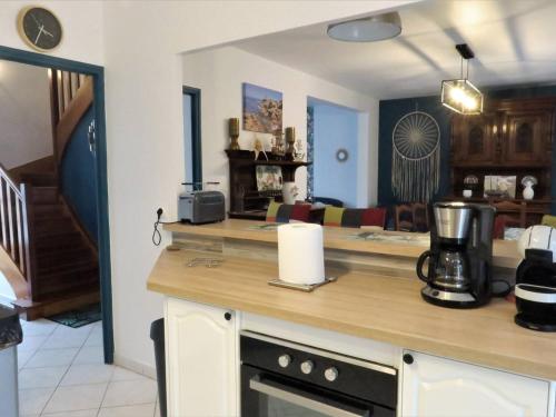 - une cuisine avec un comptoir et une cafetière dans l'établissement Maison avec Jardin, Véranda, WIFI, à 2 km du Port de Perros-Guirec, St Quay-Perros - FR-1-368-313, à Saint-Quay-Perros