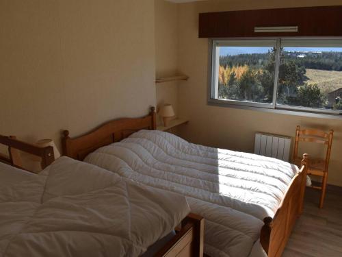 deux lits dans une chambre avec une fenêtre dans l'établissement Confortable T2, 6 pers, ascenseur, balcon, proche pistes, parking, Bolquère - FR-1-592-36, à Bolquère-Pyrénées 2000
