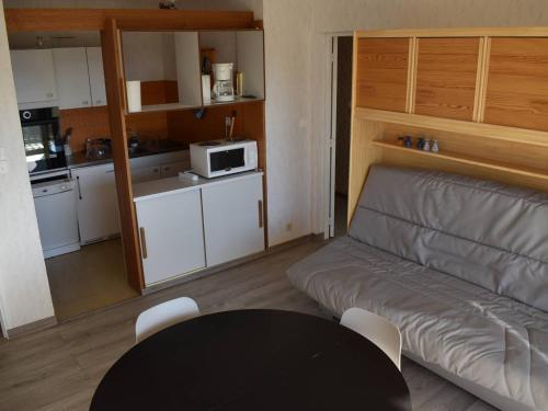 un salon avec un canapé et une table et une cuisine dans l'établissement Confortable T2, 6 pers, ascenseur, balcon, proche pistes, parking, Bolquère - FR-1-592-36, à Bolquère-Pyrénées 2000