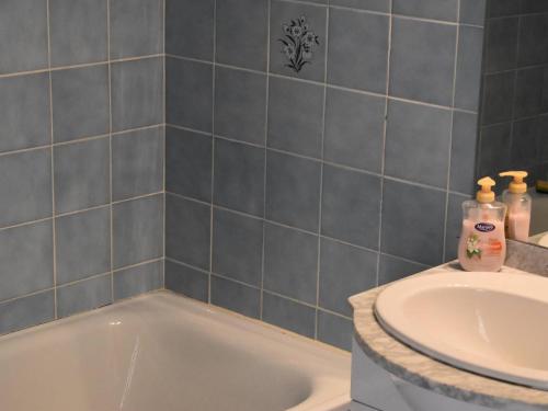 une salle de bain avec une baignoire et un lavabo dans l'établissement Confortable T2, 6 pers, ascenseur, balcon, proche pistes, parking, Bolquère - FR-1-592-36, à Bolquère-Pyrénées 2000