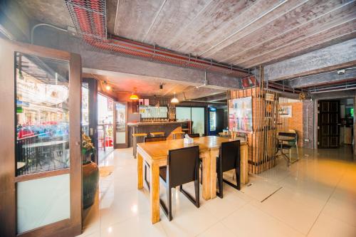 A restaurant or other place to eat at OYO 232 Patong City Hometel