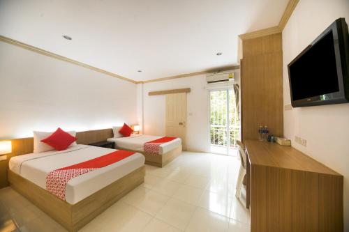 A bed or beds in a room at OYO 232 Patong City Hometel