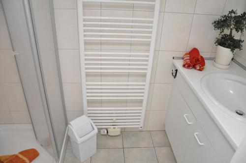 e bagno con doccia, servizi igienici e lavandino. di "Unnen" in der Alten Schule Greetsiel a Krummhörn