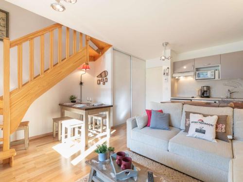 un salon avec un canapé et une cuisine dans l'établissement Appartement Duplex 6 Pers. avec Balcon, Parking Privé et CASIER À SKIS, à 2 min de Saint-Lary-Soulan - FR-1-296-358, à Bourisp