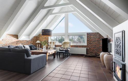 un soggiorno con un divano e un tavolo di Four-Bedroom Holiday Home With A Fireplace In Rømø a Toftum