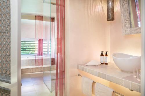 een badkamer met een wastafel en een glazen douche bij GAMS zu zweit in Bezau