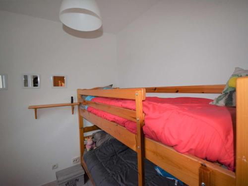 - une chambre avec des lits superposés et des draps rouges dans l'établissement Maison 2 chambres avec piscine, tennis, et plus - idéal pour 4 personnes à Vallon-Pont-d'Arc - FR-1-382-179, à Vallon-Pont-dʼArc