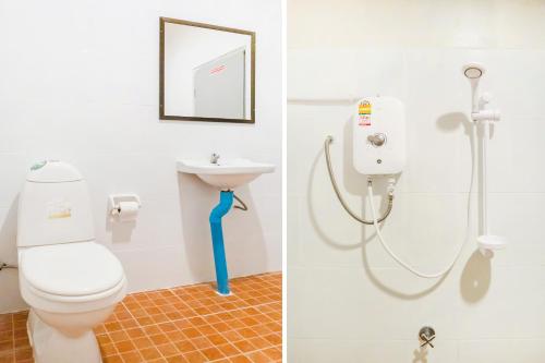 y baño con aseo y lavamanos. en OYO 674 Greenery Home, en Ban Nam Sai
