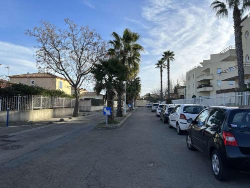 Appartement 2 Pièces Cabine, Terrasse, Parking Privé, 5 Couchages, Port Camargue
