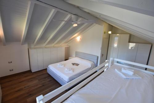 a bedroom with two beds in a attic at Villa Betty in San Siro