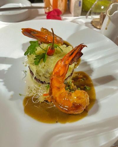 a plate of food with shrimp on a white plate at GREEN LORD DOMAINE - Lodges Piscine & Spa - Bar & Lounge - Restaurant gastronomique in Lamentin