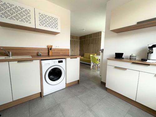 une cuisine avec laveuse et sécheuse dans l'établissement Studio moderne 30m² avec balcon et parking, accès direct plage et commerces, entièrement équipé. - FR-1-646-11, à Berck-sur-Mer