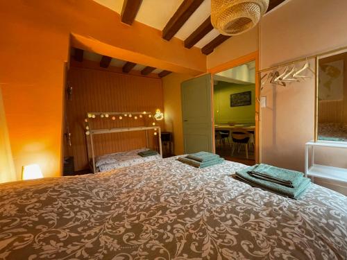 une chambre avec un grand lit avec deux serviettes dessus dans l'établissement Le Doux Douillet Beauval à 5mn du Zoo - Gite Familial en Hypercentre de Saint-Aignan, à Saint-Aignan