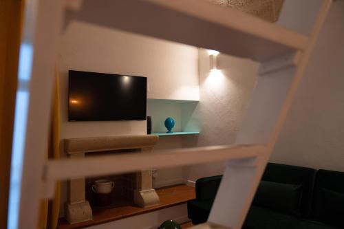 salon z telewizorem i kanapą w obiekcie Vecchia Mottola Albergo Diffuso w mieście Mottola