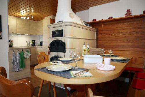 Haus Blattert - Neuglashütten في فيلدبرج: مطبخ مع طاولة خشبية وموقد