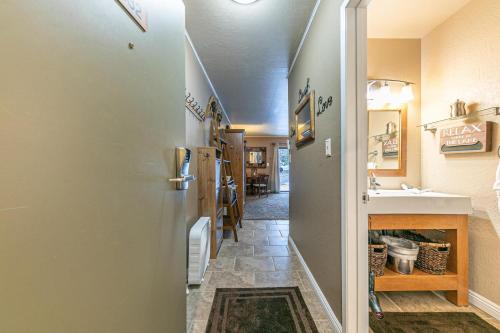 Un pasillo de una casa con un fregadero y un refrigerador. en Cozy Studio 1st Floor #132 at Donner Lake Village, en Truckee