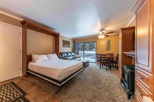 Un dormitorio con una cama, un sofá y una mesa. en Cozy Deluxe Studio #131 at Donner Lake Village, en Truckee