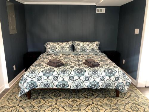 1 dormitorio con cama con edredón y almohadas en Heart Of Hickory Home #2 Open Layout Studio Apt, en Hickory