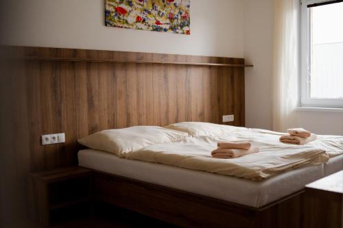 1 dormitorio con 1 cama con 2 toallas en U divokej včely, en Ižipovce