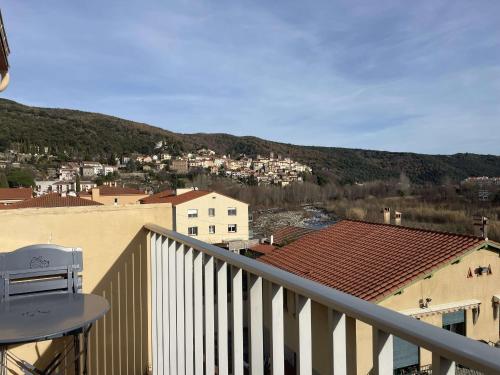 een balkon met uitzicht op de stad bij Appartement Amélie-les-Bains-Palalda, 2 pièces, 2 personnes - FR-1-659-37 in Amélie-les-Bains-Palalda