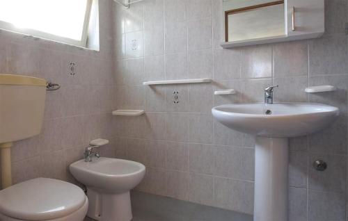 Vannas istaba naktsmītnē 1 Bedroom Amazing Apartment In Melito Porto Salvo