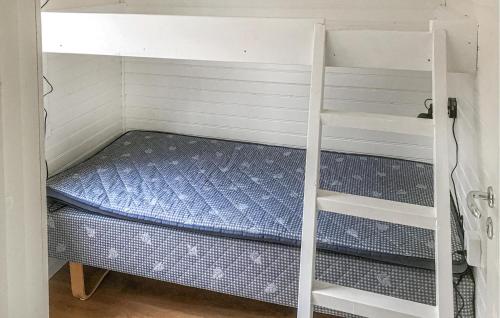 2 Bedroom Pet Friendly Home In Idkerberget في Idkerberget: سرير بطابقين مع مرتبة زرقاء في الغرفة