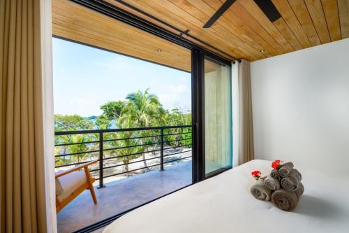 Μπαλκόνι ή βεράντα στο NEW Modern Ocean Front Villa on Private Island