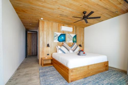 Ένα ή περισσότερα κρεβάτια σε δωμάτιο στο NEW Modern Ocean Front Villa on Private Island