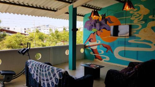 薩利納斯的住宿－Riveri Salinas host，阳台配有两把椅子和墙上的电视