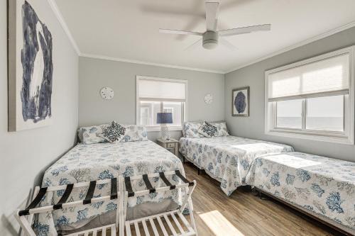 Ένα ή περισσότερα κρεβάτια σε δωμάτιο στο Ocean Isle Beach Condo with Balcony Steps to Shore!