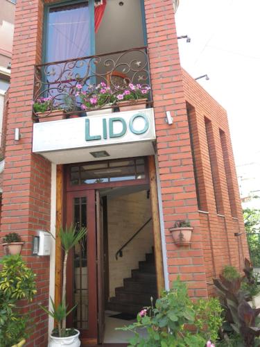 a building with a sign that reads lotto at Hotel Lido in Durrës