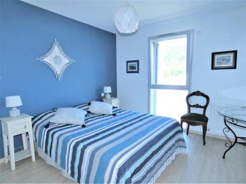 een blauwe slaapkamer met een bed en een tafel bij Résidence Le Zephir - 3 Pièces pour 4 Personnes 524 in Aix-les-Bains