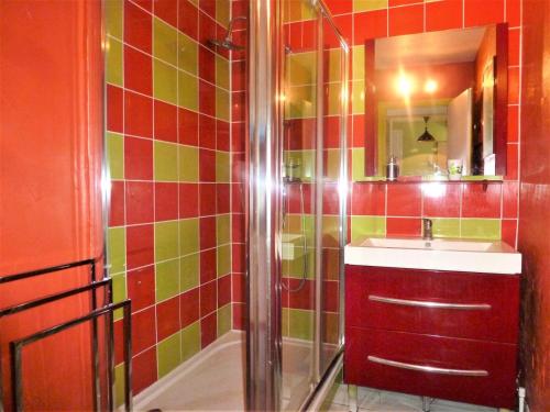 une salle de bain avec douche et lavabo dans l'établissement Résidence L'elvire - Très fonctionnel logement dans quartier animé ! MAE-6604, à Aix-les-Bains