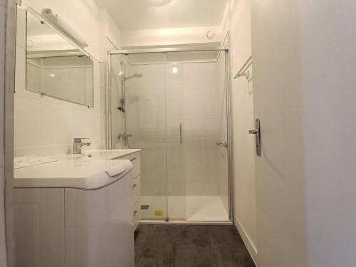 une salle de bain blanche avec une douche et un lavabo dans l'établissement Résidence Montcalm C - Bel appartement avec Piscine et Tennis ! MAE-6624, à Aix-les-Bains