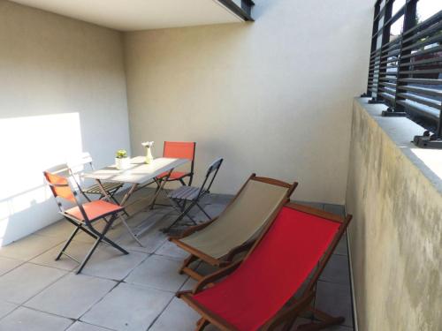 une salle à manger avec une table et des chaises dans l'établissement Résidence Terrasses Des Thermes - Belles Prestations pour ce joli 2 pièces ! à deux pas des Thermes ! MAE-6634, à Aix-les-Bains