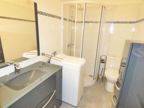 une salle de bain avec un lavabo, une douche et des toilettes dans l'établissement Résidence Le Chateau Durieux 2 - Coup de coeur pour ce joli logement relooké ! MAE-6654, à Aix-les-Bains