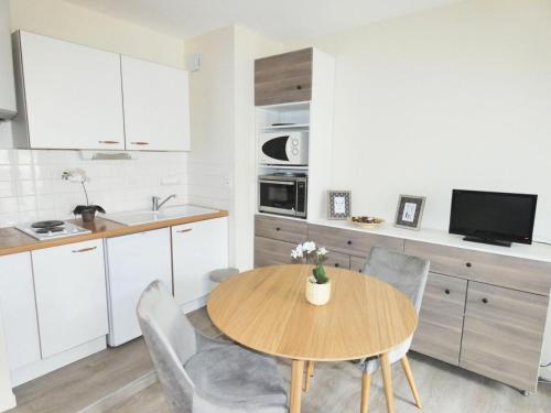 - une cuisine avec une table et des chaises en bois dans l'établissement Résidence Le Chateau Durieux 2 - Coup de coeur pour ce joli logement relooké ! MAE-6654, à Aix-les-Bains