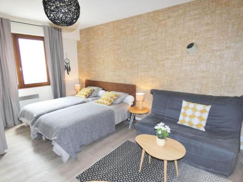 un salon avec deux lits et un canapé dans l'établissement Résidence Le Chateau Durieux 2 - Coup de coeur pour ce joli logement relooké ! MAE-6654, à Aix-les-Bains