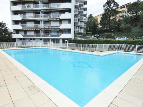 une grande piscine bleue devant un immeuble dans l'établissement Résidence Montcalm B - Belle vue dégagée pour ce logement ! MAE-6664, à Aix-les-Bains