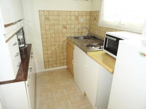 une petite cuisine avec un évier et un micro-ondes dans l'établissement Résidence Le Jasmin - Paisible logement , quartier tranquille ! MAE-6724, à Aix-les-Bains