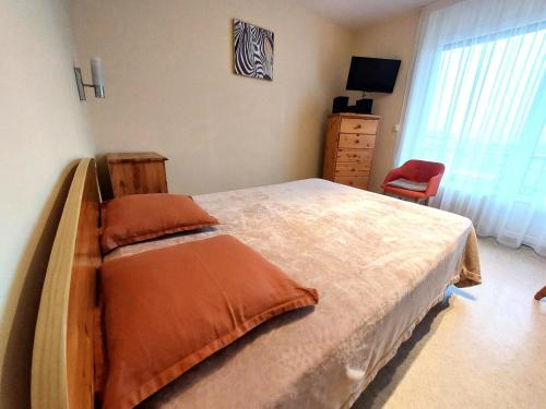 une chambre avec un lit, une commode et une fenêtre dans l'établissement Résidence Montcalm D - Mignon logement, très agréable avec piscine, tennis ! MAE-6794, à Aix-les-Bains